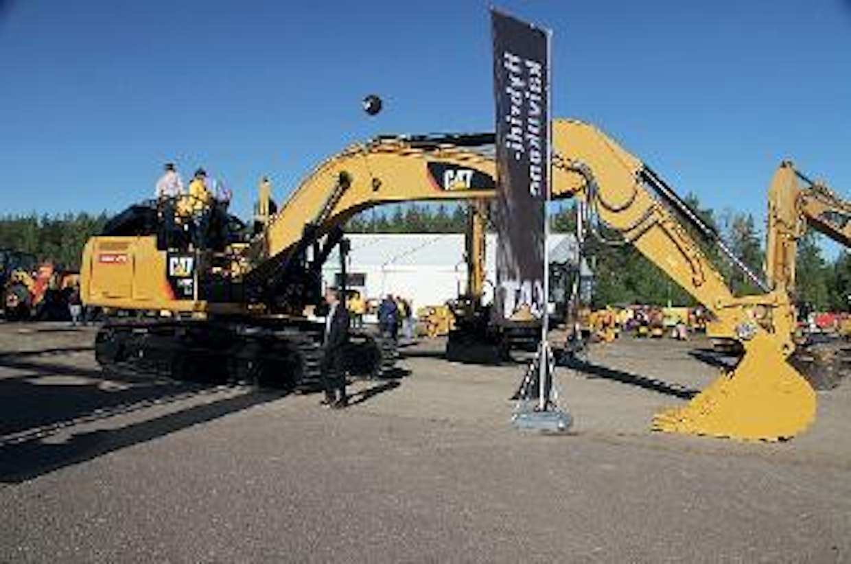 Caterpillarin hybridikaivukone Cat 336E H sai Suomen ensiesittelynsä. Koneen periaate on varsin yksinkertainen: käännön jarrutusvoimaa varastoidaan paineakkuihin ja se vapautetaan auttamaan ylä-vaunun uudelleen kiihdytystä. Hybridiin investoinnin takaisinmaksuajaksi valmistaja arvioi 2 500–3 000 tuntia. (AT)