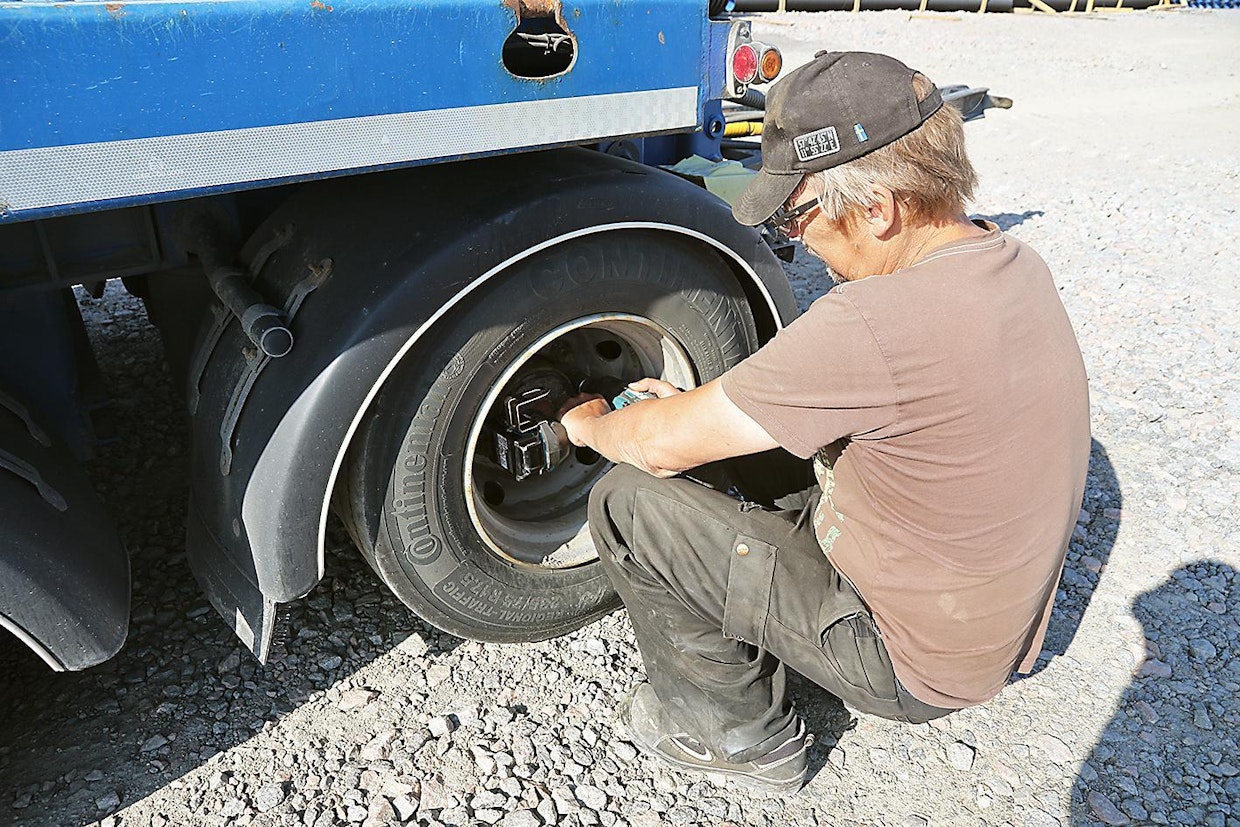 Pulttipyssy on varustettu 3/4” karalla. Kuvassa aukaistaan kuorma-auton trailerin renkaiden pultteja, mihin laitteen voima riittää mainiosti. Virtaakin piisaa: akullisella saatiin helposti vaihdettua renkaat neljään pyöräkuormaimeen.