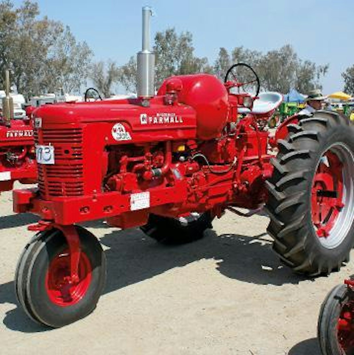 Tässä 3-pyöräisessä vuoden -54 IH Farmall Super M-TA-traktorissa on nestekaasumoottorin lisäksi muutakin erikoista; hydraulinen Torque Amplifier-pikavaihde, joka oli ensimmäisiä lajissaan.
