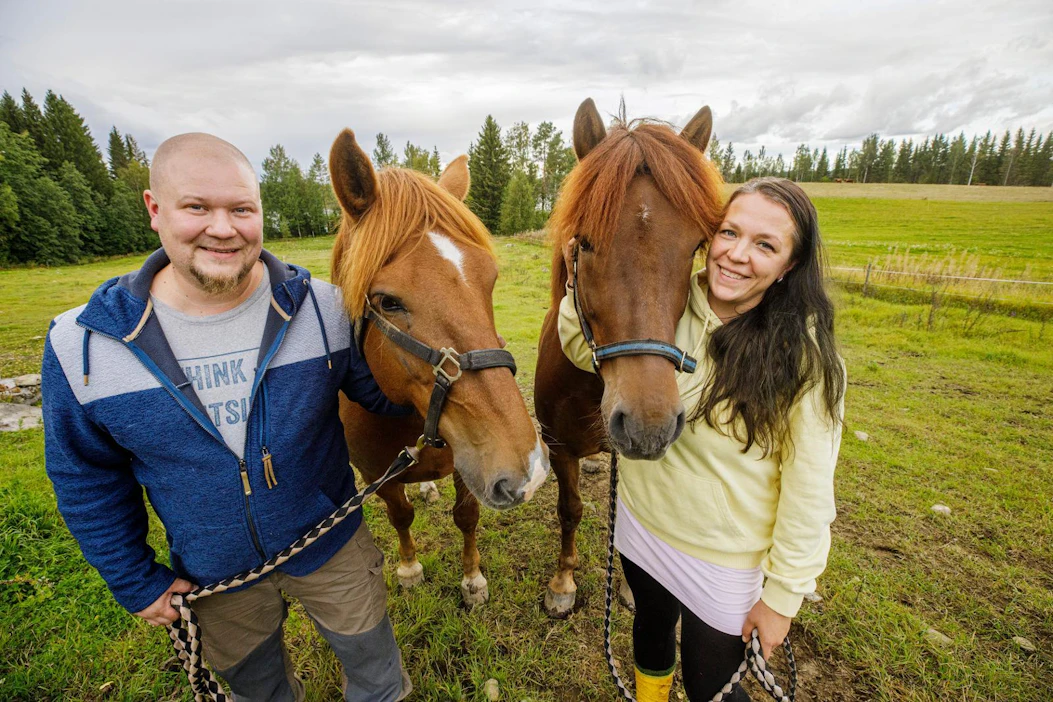 Eveliina Mönkkösen perustama yritys tarjoaa luonto- ja eläinavusteisia kuntoutuspalveluita. Poliisina työskentelevä Tomi Mönkkönen harrastaa metsästystä ja kalastusta.