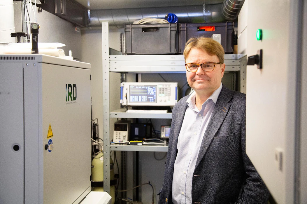 LUT-yliopiston tutkimusjohtaja Petteri Laaksonen sanoo, että Suomi pystyisi korvaamaan tuontienergian maatuulivoiman ja vetytaloustuotteiden avulla.