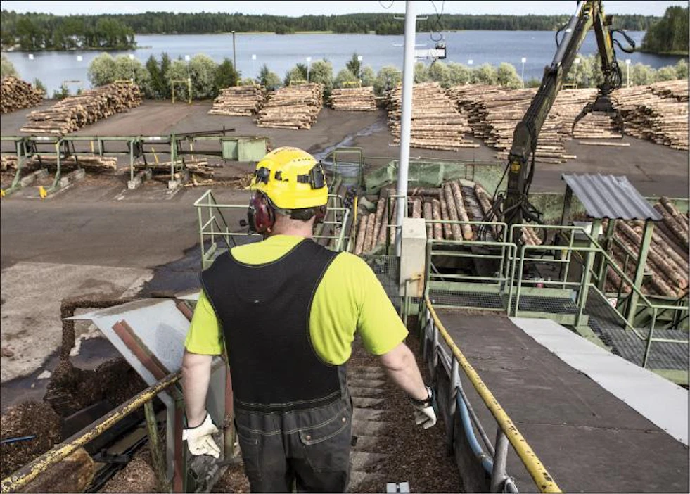 Metsä Group supistaa kuusen sahausta ylitarjonnan takia, mutta myös mäntysahatavaran tilanne on vaikea. Kuva yhtiön Lappeenrannan sahalta viime viikolta. Ville-Petteri Määttä