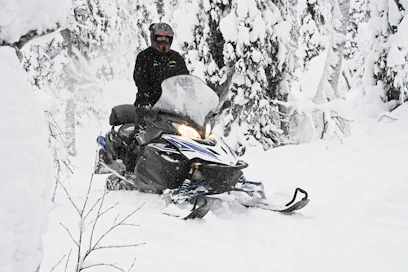 Yamaha Venture on reittikelkka, jolla pystyy kyllä liikkumaan myös reitin ulkopuolella.
