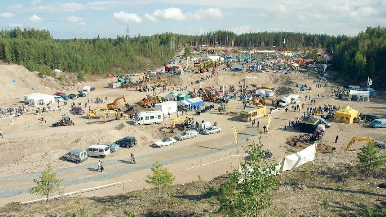 Maarakennuskoneet olivat Metkossa tutussa paikassa, vanhassa hiekkakuopassa. Muutamien isojen maahantuontifirmojen jäädessä pois näyttelystä, tilaa oli osallistujille väljästi. Koneita pääsi kokeilemaan, mikä on näyttelyvieraiden kannalta hyvä asia. (IS)