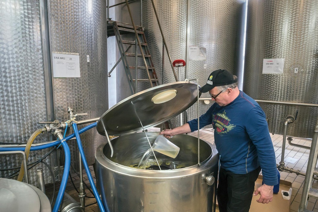 Jorma Mäkinen maustaa rypsiöljyerää sitruunaiseksi Alavuden Öljynpuristamolla.