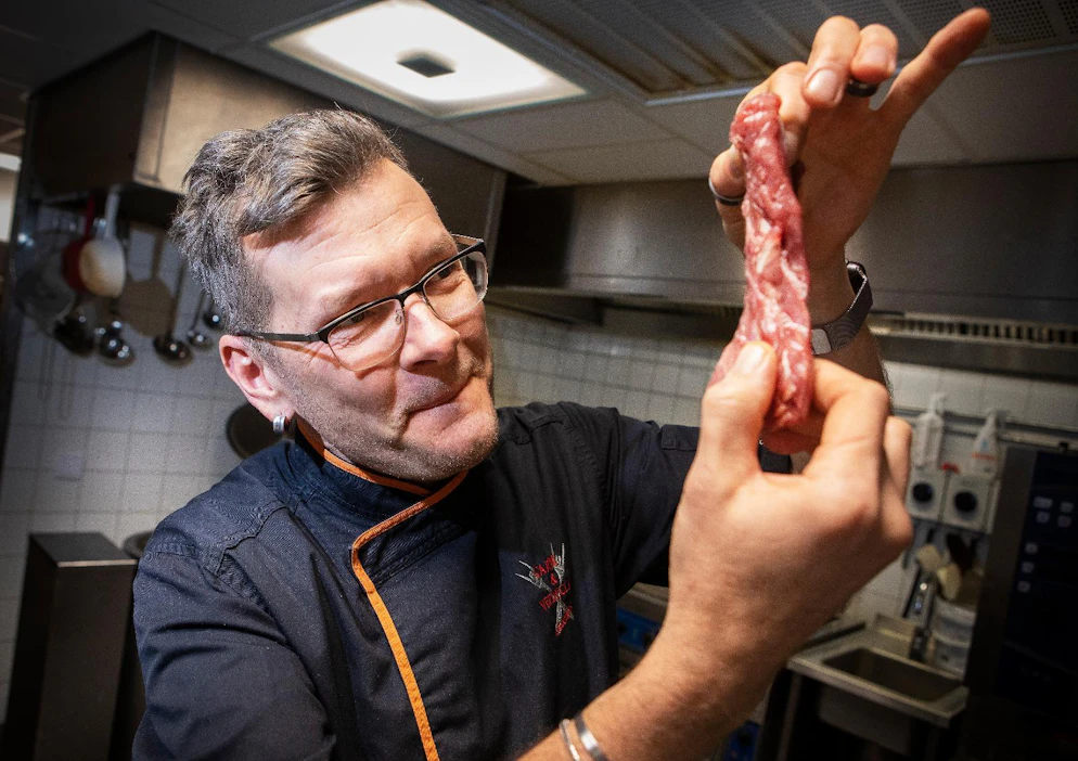 Suomen lammasyhdistys markkinoi runsas vuosi sitten kotimaista karitsaa kokki Sami Garam keulakuvanaan.