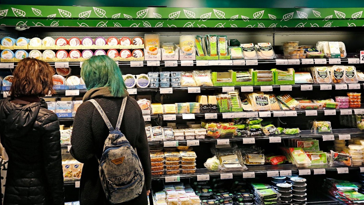 Vegaaniruuan osasto ruokakaupassa.