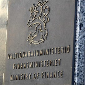 Valtiovarainministeriön mukaan Suomen talous heikentyy tänä vuonna ennakoitua vähemmän.