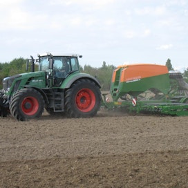 Valtran myyntijohtaja odottaa, että maataloustuet maksettaisiin ajallaan, jotta traktorikauppa piristyisi.