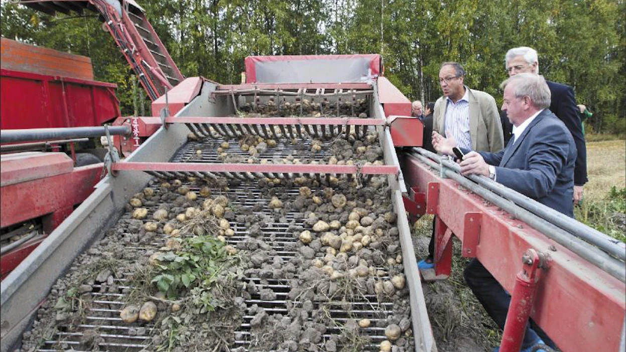 Markku Vuorikari Ranskalaiset Pascal Foy (vas.) ja Martin Mascré vierailivat itävaltalaisen Alfrend Sturmin kanssa Heikolan tilan tärkkelysperunapellolla.