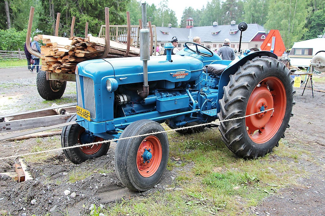 Traktorivalmistajien valikoimissa saattaa olla perusmallejakin kymmeniä kappaleita, joista sitten saadaan muunneltua käsittämätön määrä eri versioita, kaikki variaatiot yhteenlaskettuna jopa miljoonia. 60 vuotta sitten Suomen markkinoita johtaneen Fordsonin mallistoon kuului kaksi traktoria, isommille tiloille ja urakoitsijoille kohdistettu 51 hv:n Power Major ja pienempien talouksien 32 hv:n Dexta. (Kitee ja Tammela)