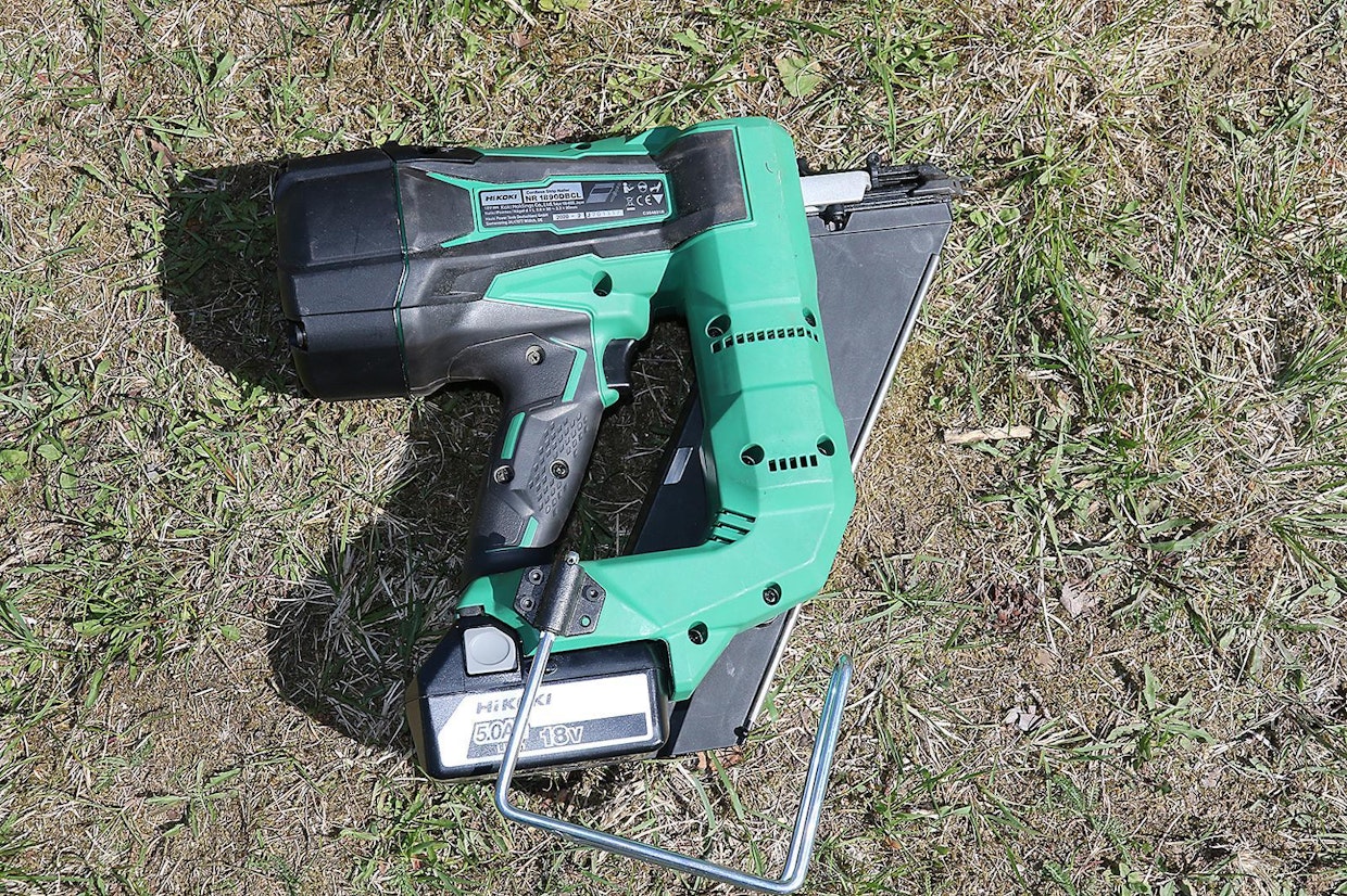 Hikoki on tehokkaampi ja nopeampi kuin DeWalt, mutta 600 grammaa painavampana hieman työläämpi käsitellä.