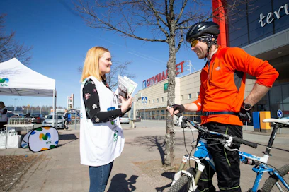 Maaseutunuoret jakoivat Tiirikosken tehtaan tuotteita Tiiriön Citymarketin edustalla kiirastorstaina. Piia Pesola antoi Matti Koutoselle härkäpapujalosteen kotiin vietäväksi.