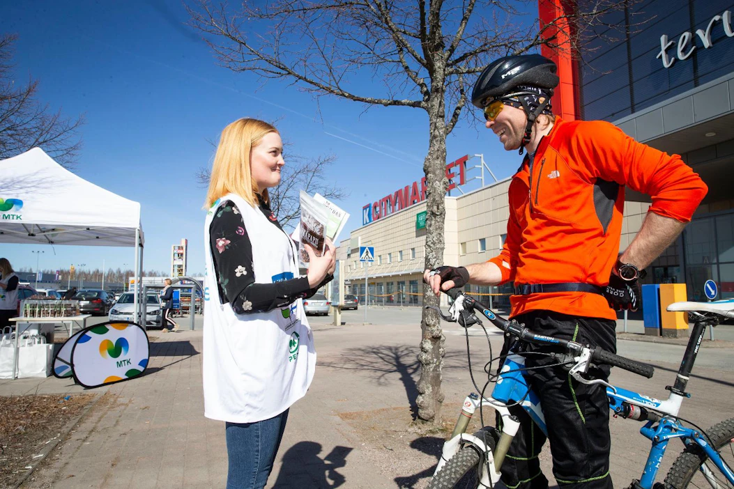 Maaseutunuoret jakoivat Tiirikosken tehtaan tuotteita Tiiriön Citymarketin edustalla kiirastorstaina. Piia Pesola antoi Matti Koutoselle härkäpapujalosteen kotiin vietäväksi.
