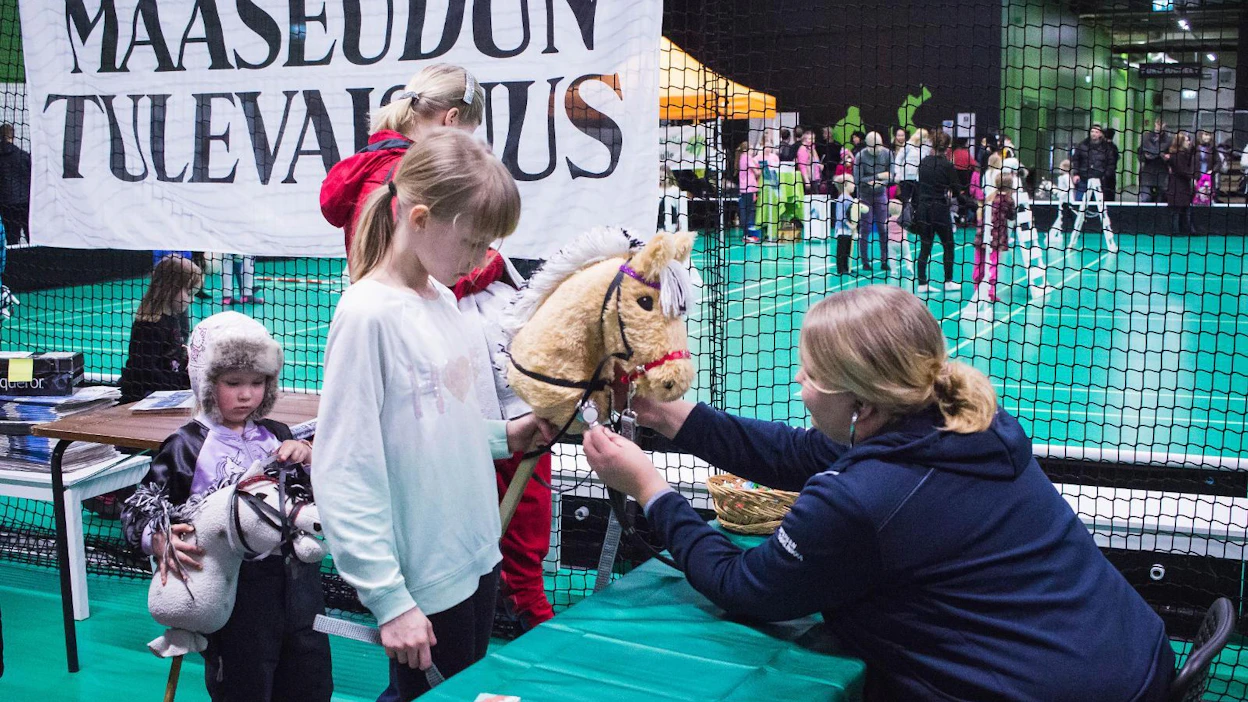 Keppariharrastus on saanut suuren suosion koululaisten keskuudessa. Tässä keppihevoslääkäri tarkistaa ratsua Lempäälän Ideaparkissa. Kuvan keppari ei tiettävästi ole Taikakepparin tuote.