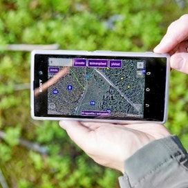Älypuhelimella voi kerätä tietoja vaikkapa metsäsuunnitelmaa varten.