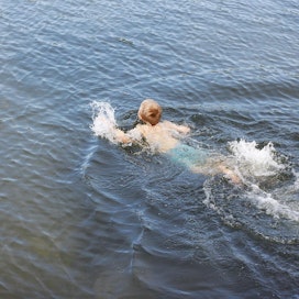 Kesäaikaan uimareille sattuu läheltä piti -tilanteita, kun harkintakyky pettää. Suomalaisten uimataito on kuitenkin parantunut 1970-luvulta alkaen.