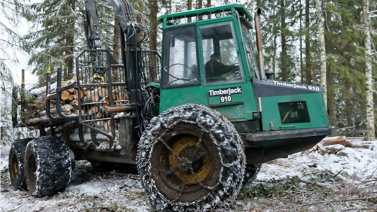 Alkunsa Lokomo 909 turbona saanut FMG 910 on ollut yksi metsäkonealan todellisista klassikkomalleista, jonka perusideaa jalostettiin aina vuoteen 2010 asti (JD 1010D). FMG 910 on monelle nykyiselle metsäkonekuljettajalle tuttu – jos ei työn kautta, niin ainakin metsäkonekoulun kourajumppakentältä.
