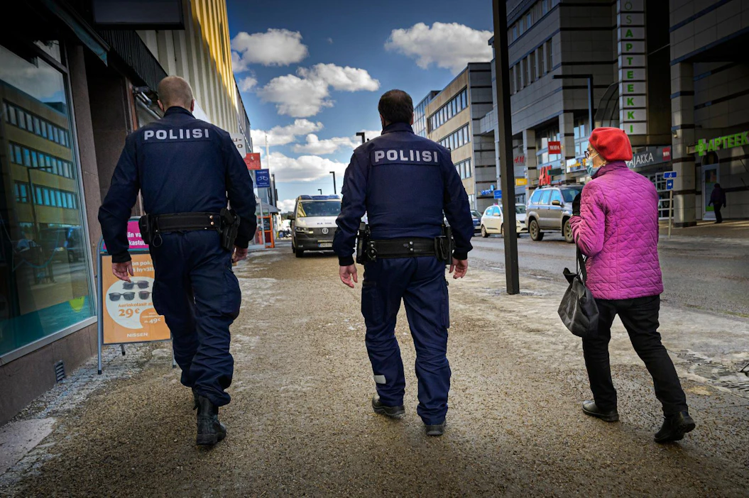 "Alkuvaiheessa olemme lähteneet siitä, että ei tuoda poliiseja muualta Suomesta Etelä-Suomeen, jotta vältetään viimeiseen asti se, että vietäisiin tautia alueelta toiselle", Poliisihallituksen poliisijohtaja Sanna Heikinheimo sanoo.