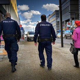 &quot;Alkuvaiheessa olemme lähteneet siitä, että ei tuoda poliiseja muualta Suomesta Etelä-Suomeen, jotta vältetään viimeiseen asti se, että vietäisiin tautia alueelta toiselle&quot;, Poliisihallituksen poliisijohtaja Sanna Heikinheimo sanoo.