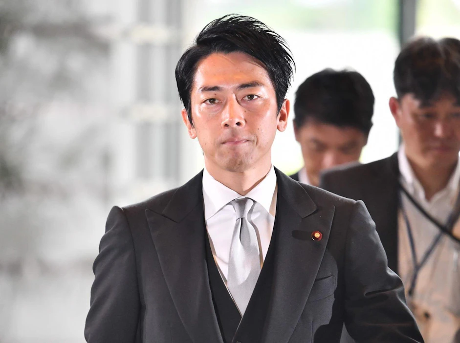 Shinjiro Koizumi aikoo olla tuoreen pienokaisensa kanssa kaksi viikkoa, mutta ei yhtäjaksoisesti, vaan jaksottaen vapaansa kolmen kuukauden ajalle. LEHTIKUVA / AFP / TOSHIFUMI KITAMURA