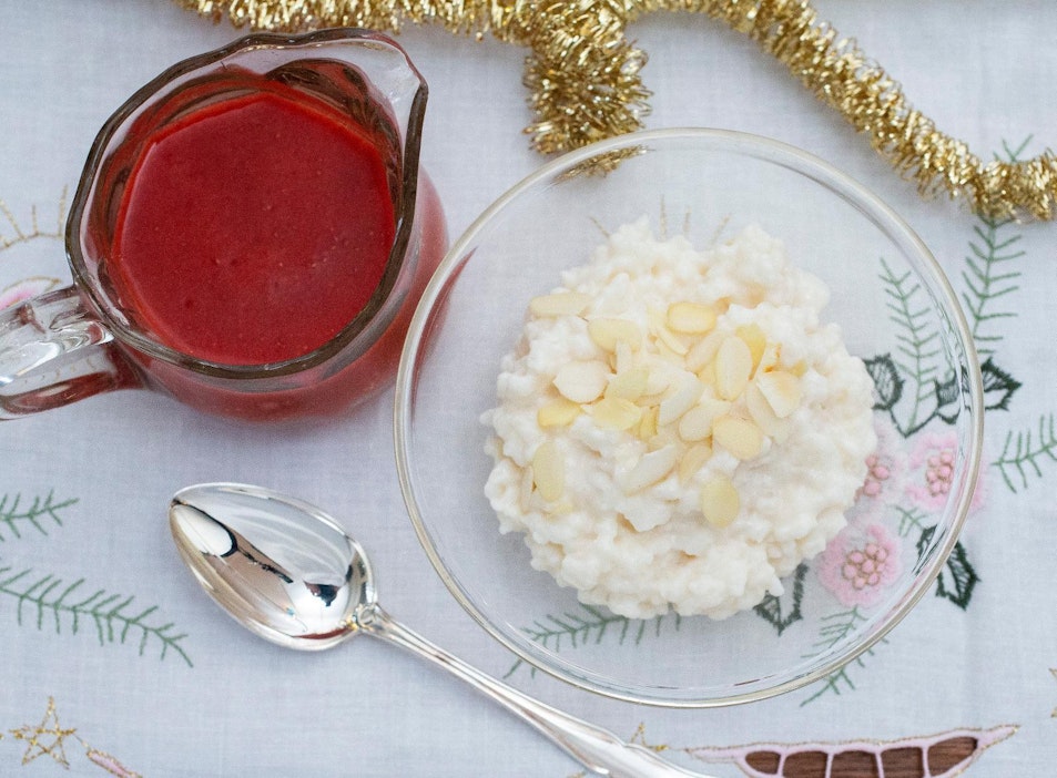 Riisipuuroannos maistuu tällä kertaa kookokselle, mantelille ja mansikalle.