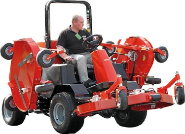 Jacobsen R-311 -suurteholeikkuri korvaa kokoluokkansa myydyimmän HR-5111:n. Edeltäjänsä tavoin siinä on kolme erikseen hallittavaa leikkuuyksikköä, joiden työleveys on ennallaan: etuleikkurin 162, sivuyksiköiden 107 senttiä. Etuleikkuri on nostettavissa pystyasentoon puhdistusta varten. Jokaiselle 7:lle terälle on hydraulikäyttö. 4-sylinterisen, 2,4-lit- raisen Kubota-dieselin nimellisteho on 44,7 kW (60 hv). Suurimmat muutokset on tehty ajovoimansiirtoon. Muuttuva- tilavuuksisen pumpun jatkeena on kiinteätilavuuksinen pumppu. Voima siirtyy etuakselille alennusvaihteistolta. Nelivedolle on sähköhydraulinen kytkentä. Uusi ajovoimansiirto parantaa valmistajan mukaan  koneen rinneominaisuuksia.  Koneen veroton hinta on noin 51 000 euroa. – J-Trading Oy.