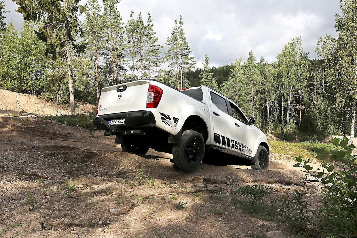 Autojen maastokykyä testattiin radalla, jossa oli runsaasti jyrkkiä mäkiä ja pehmeää hiekkaa. Molemmat ovat loistavia etenijöitä etu ja taka-akselilukkojen ansiosta. Mitsubishin sähköinen vetoluistonesto tekee kuljettajan työn erittäin helpoksi. Nissan vaatii kuljettajalta hieman enemmän työtä ratin takana. Alamäkihidastimet toimivat molemmissa autoissa halutulla tavalla ja kuljettaja pystyy pelkällä kaasulla hallitsemaan nopeutta alamäessä.