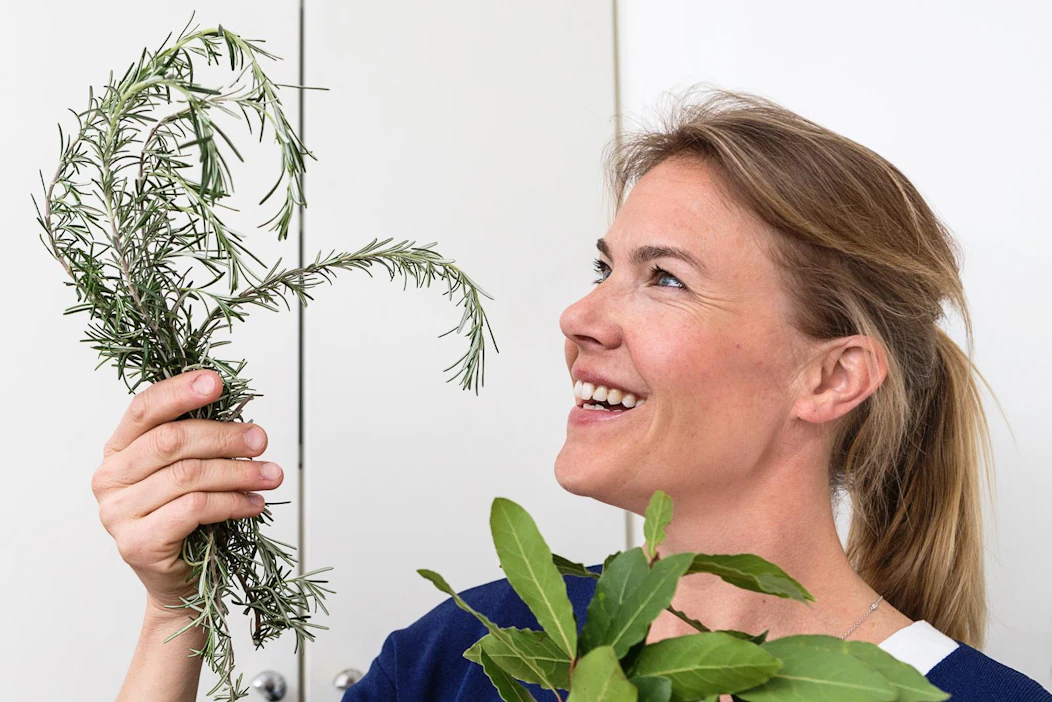 Ella Kanninen poimi lähtiessään kotipihaltaan Italiasta laakerin- ja rosmariininoksia. ”Laakeri on yleisin pensasaitakasvi Toscanassa, ja rosmariinia käytetään tosi paljon ruuissa.”