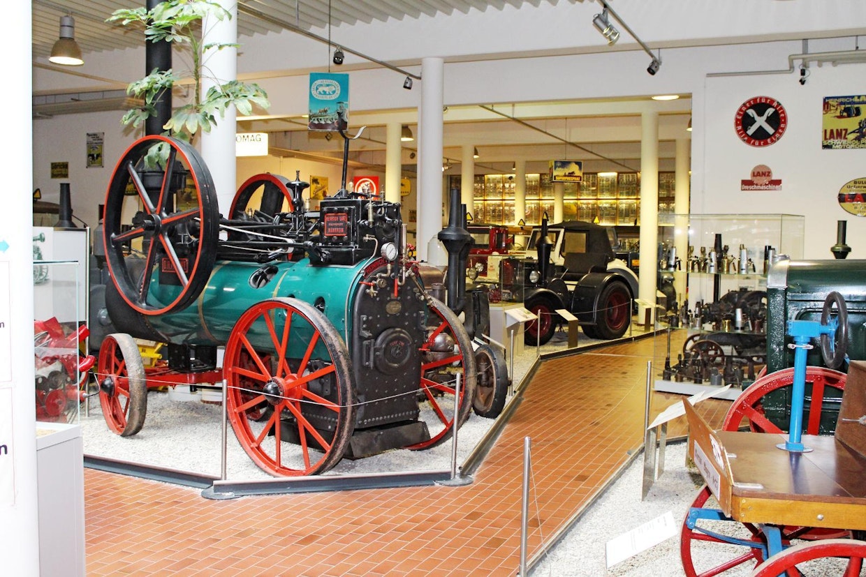Paderbornin laidalle vuonna 1998 noussut Deutsches Traktoren- und Modellauto-Museum on tehty nimenomaan traktorimuseoksi. Kahdessa kerroksessa on tilaa 3 000 neliötä, esillä on 120 traktoria ja aiheeseen liittyvää rekvisiittaa. Lähes koko kalusto on entisöity viimeisen päälle, eikä missään muussakaan ole nuukailtu. Koneet on sijoiteltu melko väljästi ja valoa riittää. Ennen toista maailmansotaa tehtyjä traktoreita on näytillä huomattavan runsaasti, muutamat peräti uniikkikappaleita.