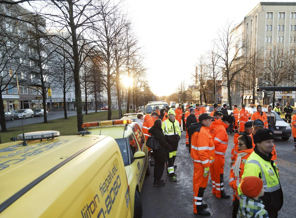 Autoliiton yleisen tiepalvelun Operaatio Lumihiutale käynnistyi Tampereella joulukuussa 2015. LEHTIKUVA / KALLE PARKKINEN
