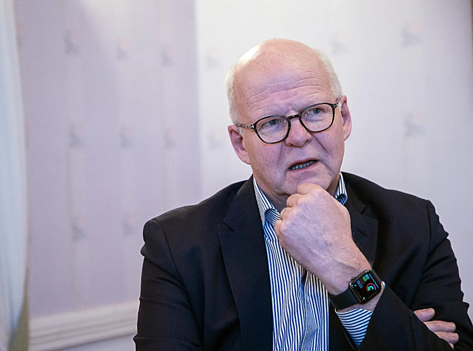 Vuorineuvos Reijo Karhinen on huolissaan siitä, miten maaseutukonttoreiden lakkauttaminen vaikuttaa osuustoiminnan perustana olevaan yhteisöllisyyteen. Karhisen mukaan digitaalisia pankkipalveluja on kehitetty onnistuneesti, mutta osuustoiminnan yhteisöllisyyden digitalisoiminen on jäänyt oman onnensa nojaan.