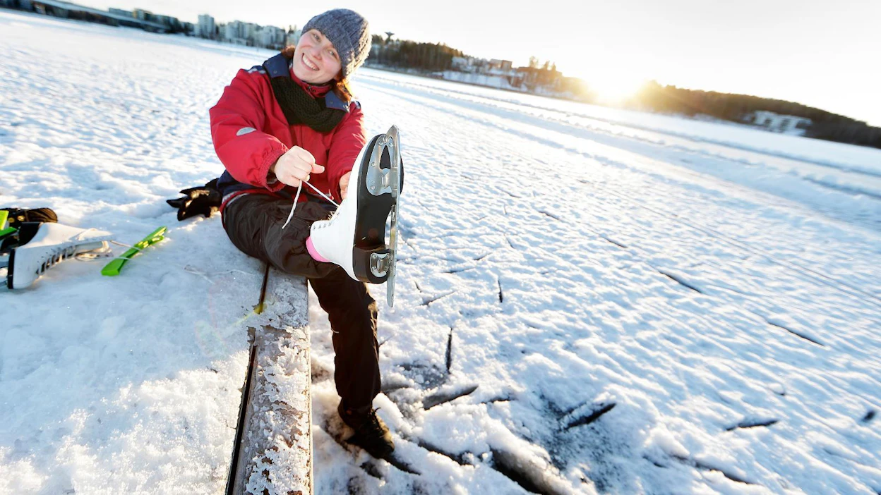 Jyväskyläläinen Vilma Sinisalo lähti kauniin päivän kunniaksi luistelemaan Jyväsjärven jäälle kaupungin auraamalle retkiluisteluradalle.