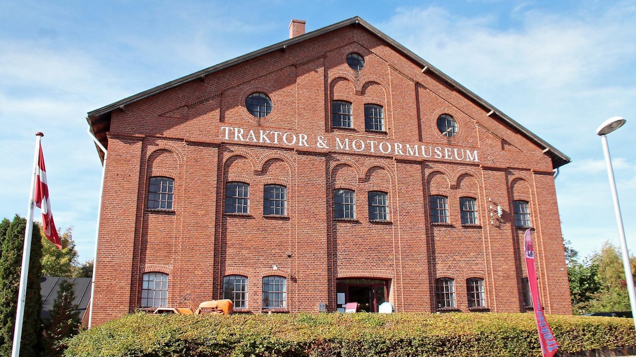 Danmarks Traktormuseum toimii DLF-kasvinjalostuslaitoksen entisessä lajittelu- ja pakkauskeskuksessa, pienessä Eskilstrupin kylässä, Falsterissa. Massiivinen tiilirakennus on 4-kerroksinen, joista alin on pyhitetty maamoottoreille ja höyrykoneille. Näyttelytilaa on yhteensä 2 000 neliötä, ja siipirakennuksessa vielä korjaamotiloja.