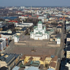 Koronavirusepidemian autioittamaa Helsingin keskustaa viime huhtikuussa. Hallituspuolueissa ei innostuta liikkumisrajoituksista.