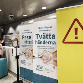 Terveysinfopiste Helsinki-Vantaan lentoasemalla. Lehtikuva/Roni Rekomaa