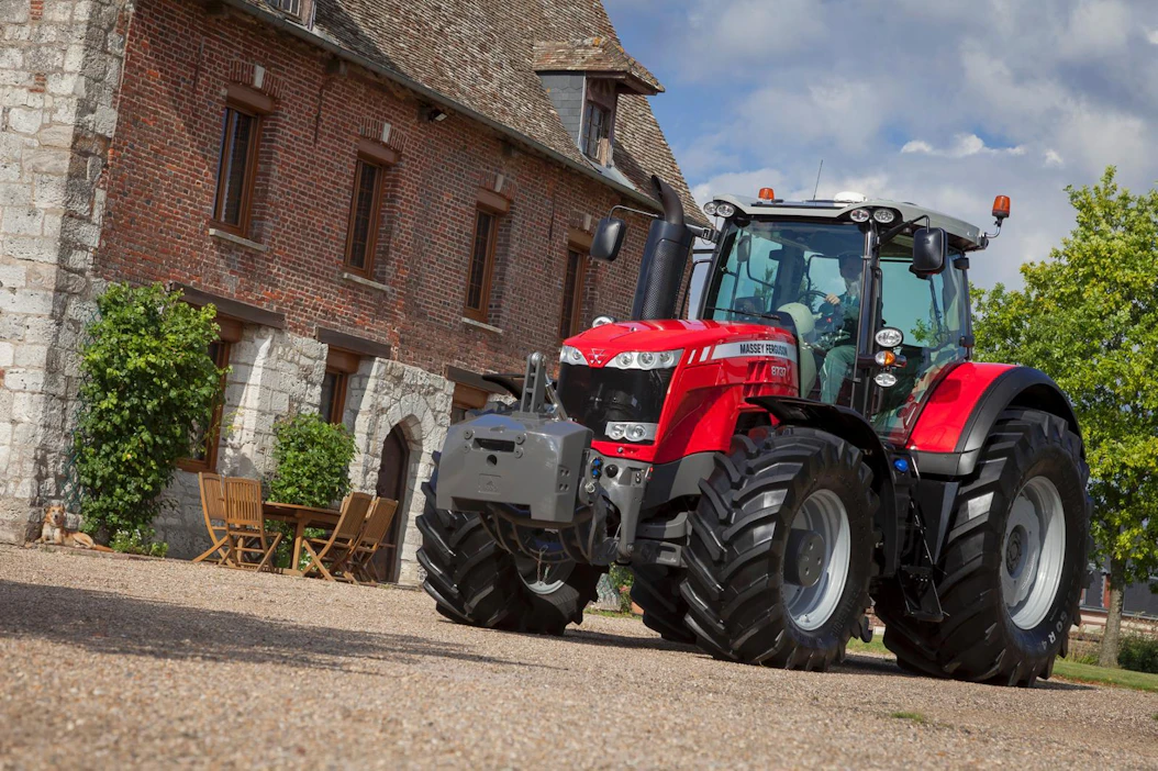 Massey-Fergusonin traktorit ilmestyvät Turun Konekeskuksen myyntipisteisiin ennen kesää.