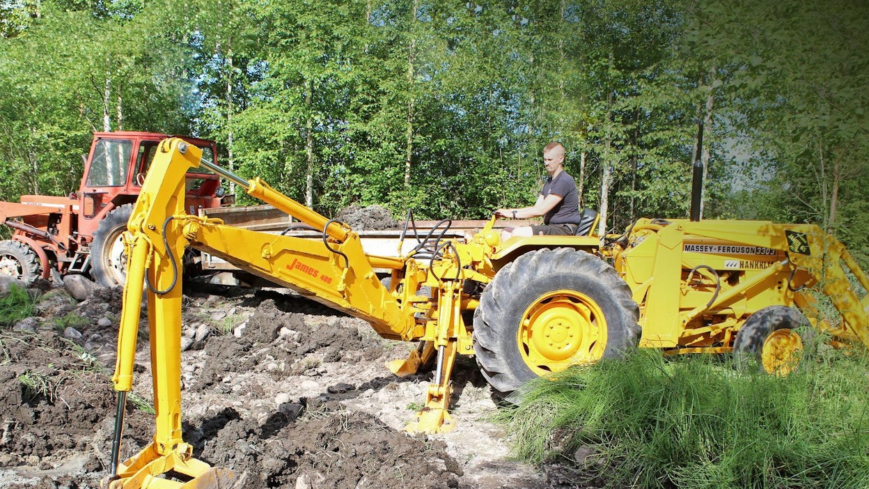 Vajaan vuoden kestänyt MF/James- projekti valmistui vapun tienoilla. Kesän mittaan keksittiin pienempiä ja suurempia kohteita, joissa päästiin kokeilemaan kaivurin ja kuormaajan toimivuutta oikeassa työssä. Odotetusti tämä 54-vuotias "lusikka-haarukka" ei pysty läheskään samaan kuin nykyajan ympäripyörivä, mutta jotain silläkin syntyy, jos ei ole kiirettä. Sorsalammen kaivaminen oli ensimmäinen isompi urakka.