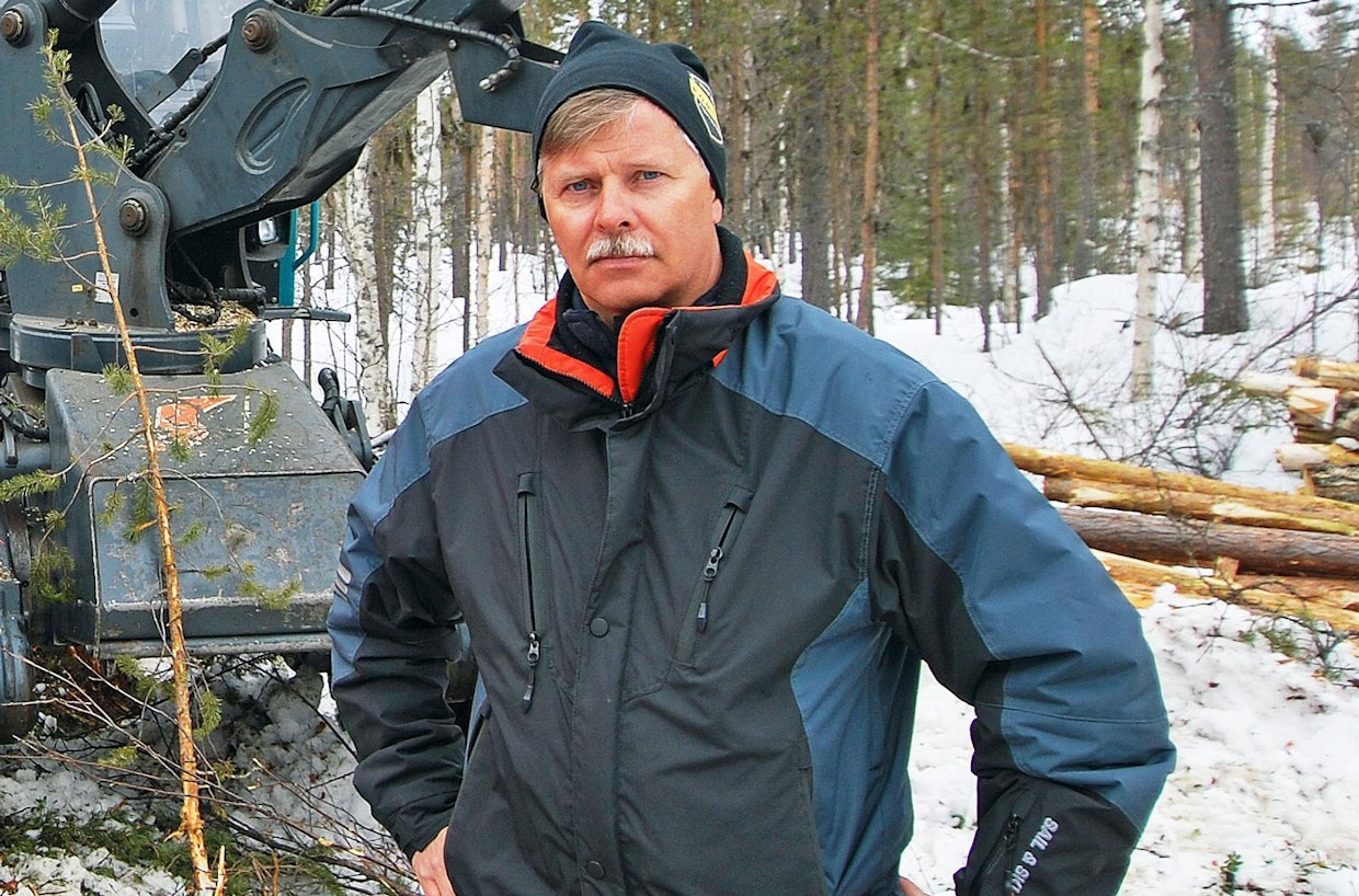 ”Vaikka lumi nostaa korjuukustannuksia, talvi mahdollistaa korjuun haastavilta kohteilta”, Pekka Kasurinen sanoo.