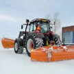 Valtran T-sarjalainen on näyttävä isoilla renkailla. Pihat siivotaan lanalla. Auraa käytetään pihoilla vain irtotavaran läjittämiseen.