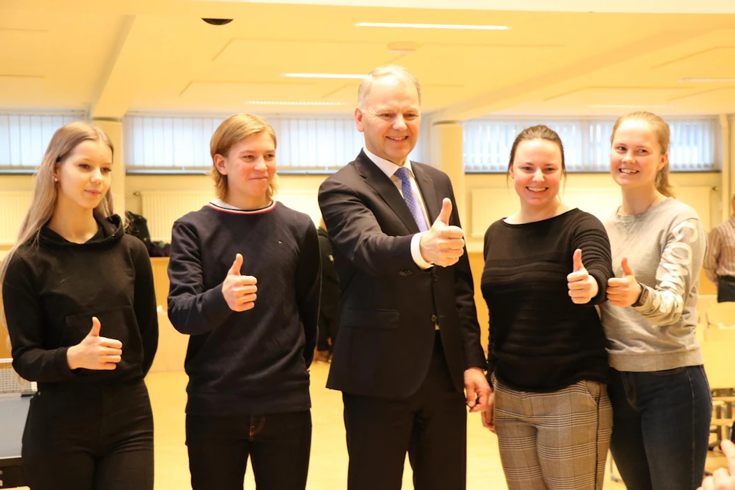 Maa- ja metsätalousministeri Jari Leppä (keskellä) vieraili Savonlinnan Lyseon lukiolla vastaamassa oppilaiden kysymyksiin tammikuussa. Saara Niittymäki (vas.), Ville Metsälä, ministeri Leppä, Suvi Sinnemäki ja Mirja Tolvanen olivat yhtä mieltä siitä, että tekoja ilmastonmuutoksen torjumiseksi tarvitaan.