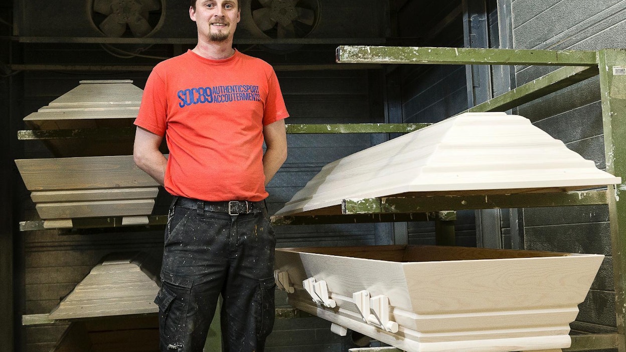 Arto Mettänen valmistaa arkkuja kotimaisesta männystä ja amerikkalaisesta tammesta.