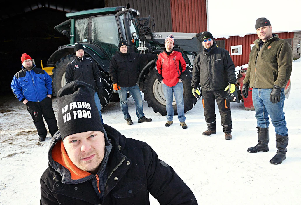 Kiinnostusta traktorimarssiin on syntynyt jopa yllättävän paljon: Mieltään osoittamaan lähtevät sieviläiset Salomo Vilén ja takana vasemmalta Mika Nokimäki, Juha Nivala, Antti Kangas, Mikael Myllylä, Jouko Huhtala ja Mika Lähdemäki Nivalasta.