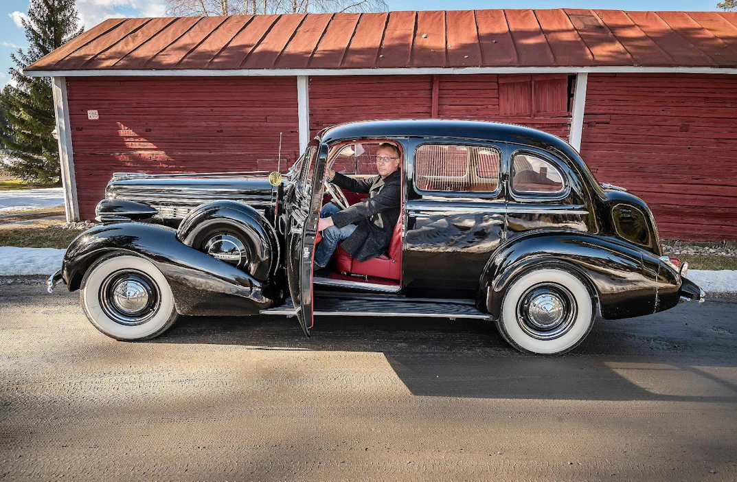 Buick on ikäisekseen erittäin hyvä ajettava, Timo Pihlajamaa sanoo. ”Kevyesti tämä kulkee. Moottori on tehokas ja vääntävä. Ykkösvaihdetta ei tarvitse liikkeelle lähtiessäkään.”