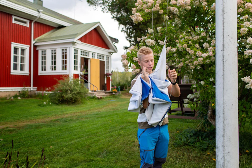 Tero Linnainmaa nosti lippua koemielessä jo eilen tiistaina vanhempiensa maatilalla Hämeenkyrössä.