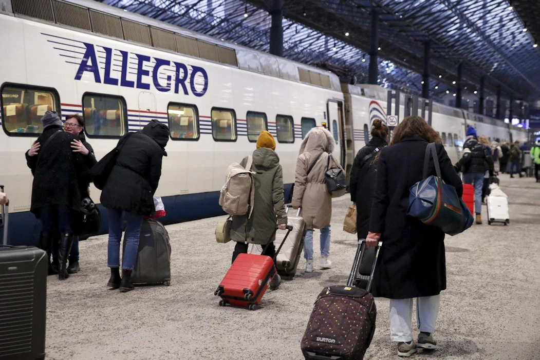 Helsingin ja Pietarin välillä liikennöivät Allegro-junat tuovat tällä hetkellä Suomeen Venäjällä asuneita suomalaisia, mutta paljon myös venäläisiä. LEHTIKUVA / RONI REKOMAA