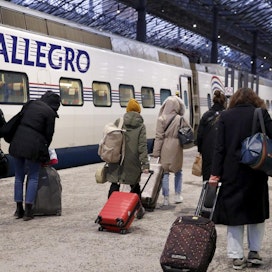 Helsingin ja Pietarin välillä liikennöivät Allegro-junat tuovat tällä hetkellä Suomeen Venäjällä asuneita suomalaisia, mutta paljon myös venäläisiä. LEHTIKUVA / RONI REKOMAA