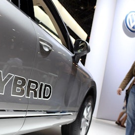 Hybridiautojen menekki on kasvanut Euroopassa. LEHTIKUVA/AFP