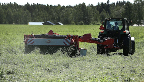 Ali-Lekkalan tilalla Tammelassa niitettiin viime kesänä tähän aikaan ensimmäistä rehusatoa.