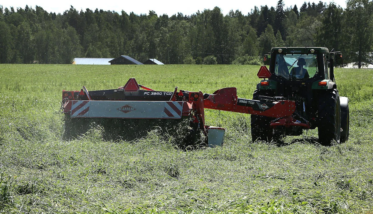 Ali-Lekkalan tilalla Tammelassa niitettiin viime kesänä tähän aikaan ensimmäistä rehusatoa.